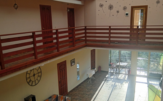 Oazis Na Molodezhnoj Guesthouse