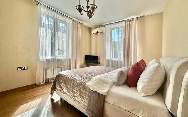 Na Allee Geroyev v Antichnom stile Apartments