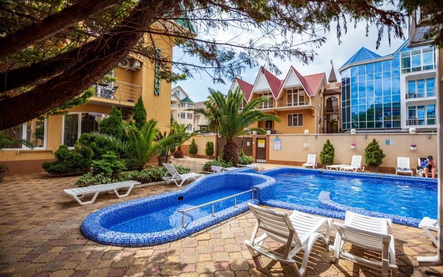 U Morya S Basseinom V ZhK Solnechnyij Apr42 Apartments