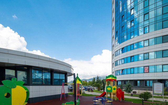 evro trekhkomnatnye MorskayaSimfonya-2 s balkonom, bassejnom na territorii ZhK Apartments