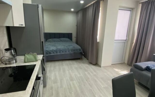 2/Well-appointed studio with mountain views