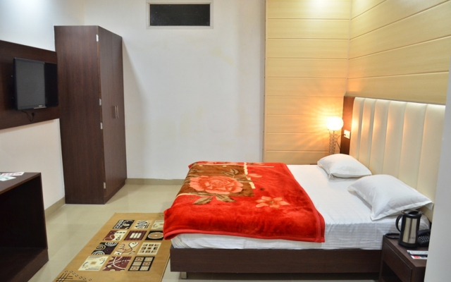 Popular Hotel