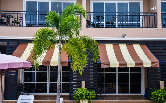 Отель 4 Palms Resort