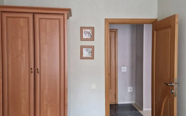 2-kh komn Solnechnaya storona per.Gruzinskiy Parkovka besplatno Flat