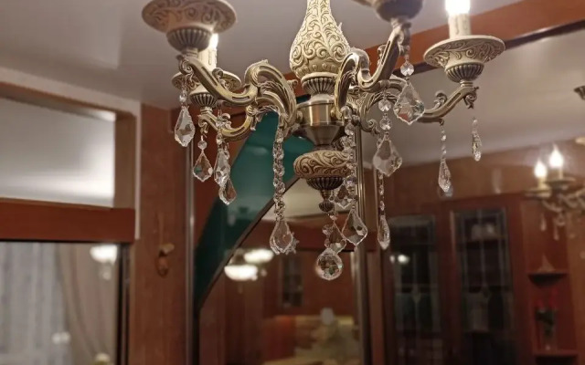 Uyutnaya dvukhkomnatnaya s konditsionerom Ermitazh Flat