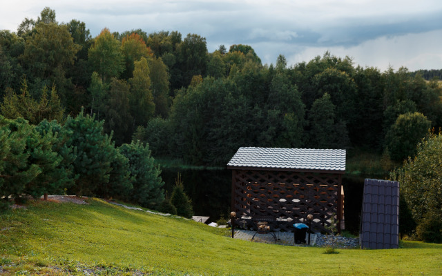 Частный дом у реки