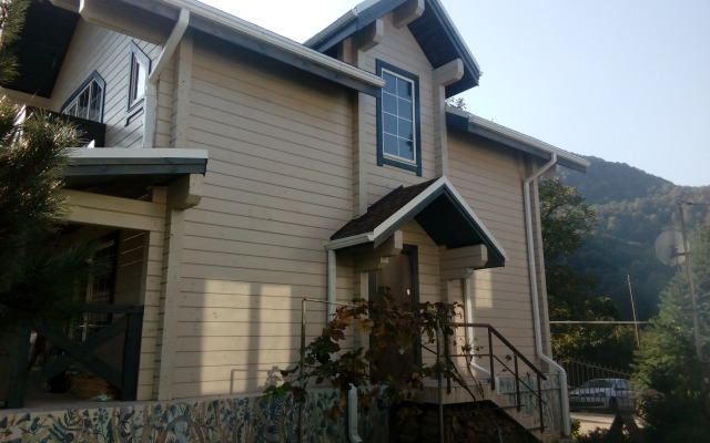 S Dvumya Apartamentami Chalet