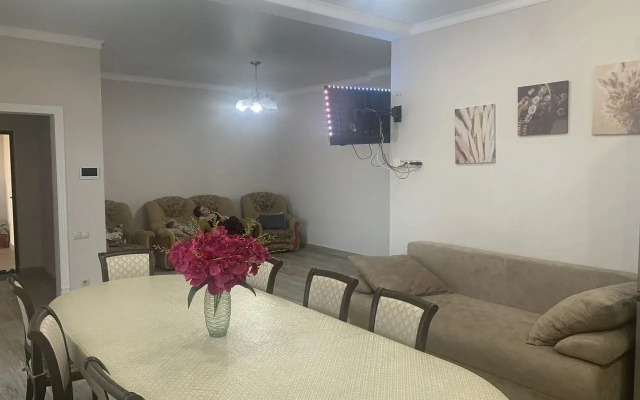 Частный Дом 2 Часть на Поэтической 44