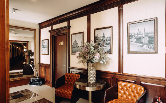 Отель Амбассадори