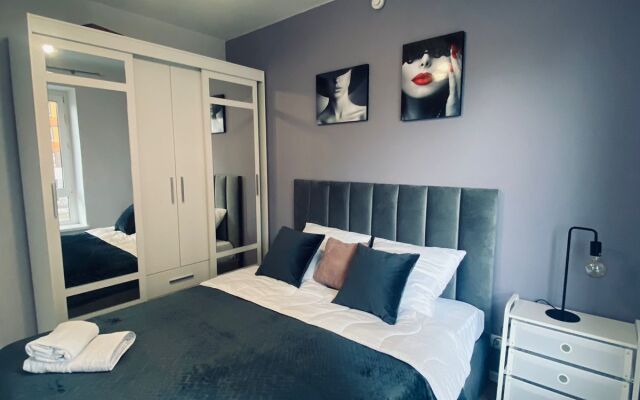 u metro 3h komnatnye Semeynye Apartments