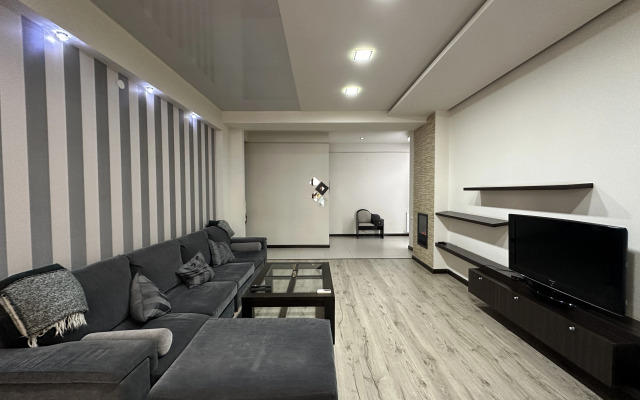 3-komn. ryadom s restoranom DIMOND, DI8210 Flat