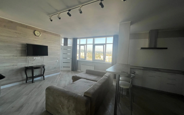 Квартира Уютная Трехкомнатная с Изолированными Спальнями в Центре Сочи