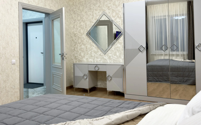 Flat Tsentralnoye Mesto Dvukhkomnatny Lyuks