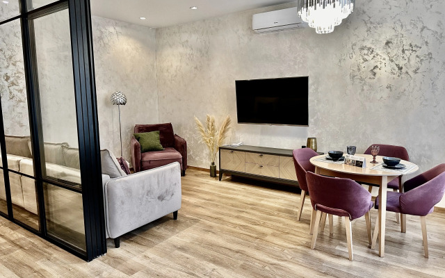 Dizaynerskiy 2-kh komnatny lyuks Flat