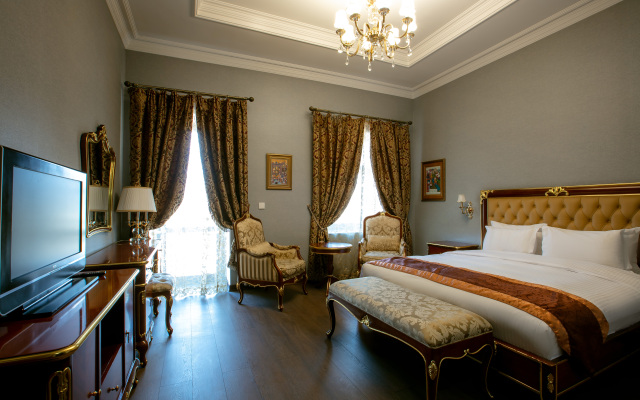 Shah Palace Luxury Museum Hotel