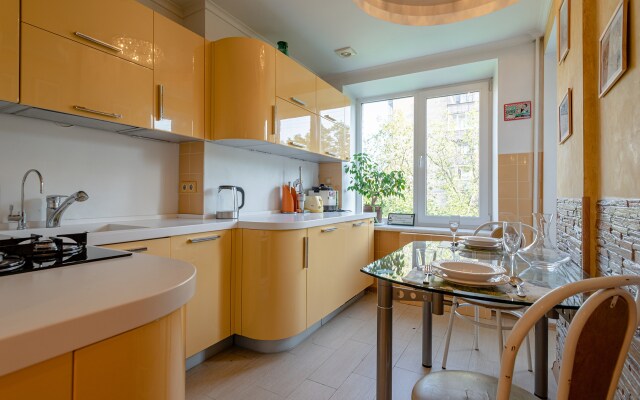 Na Maloy Gruzinskoy Dvukhkomnatnaya Flat