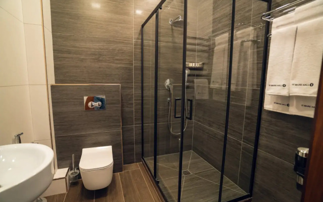 Отель Di Mare Hall