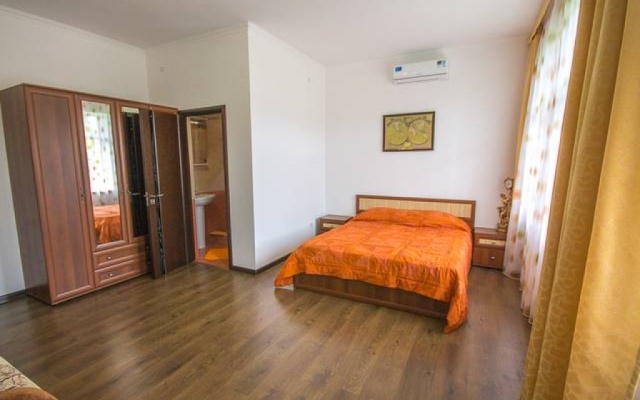 Takmak Guest House