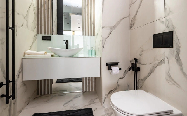 Апартаменты Neva Towers c ванной у окна