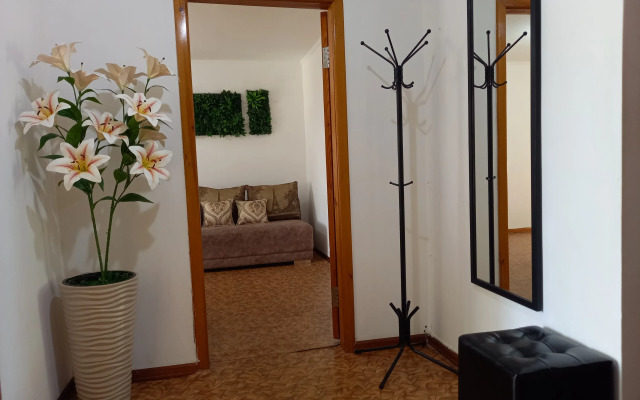 N75 Dve Bolshie Krovati V Tsentr Vselennoj Mr. HOUSE Flat