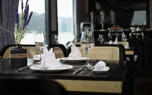 Verdure Lotus Luxury Cruise Hotel