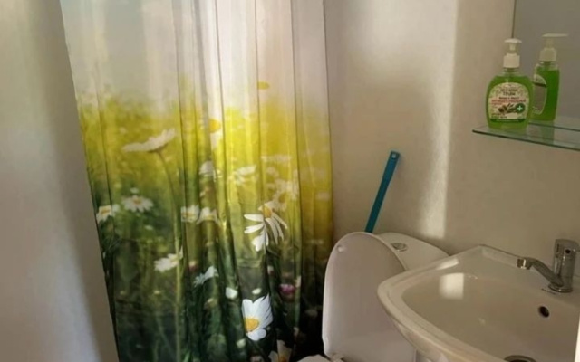 Трёхместный коттедж с балконом и с видом на горы — фото 2