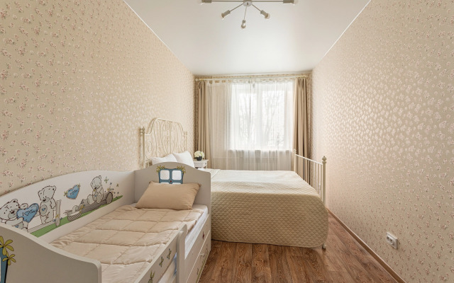 FullHouseApart dvukhkomnatnye apartamenty s balkonom i detskoy krovatkoy Apartments