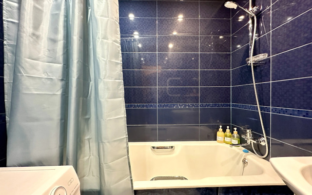 Aktiniya, Ryadom s TTS Mikhaylovskiy Apartments