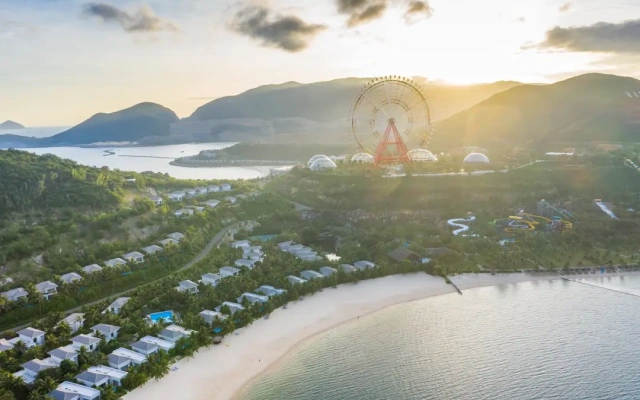 Vinpearl Resort & Spa Nha Trang Bay, бассейн и сады