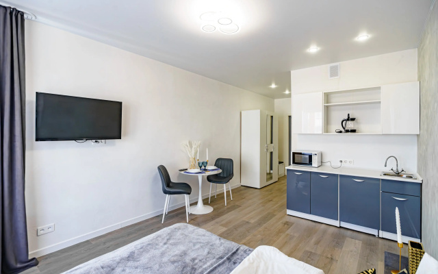 Apartamenty Brutal'nyj Lev na 23 etaze s panoramnym vidom na reku