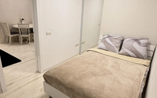 Квартира через дорогу от Площади Победы