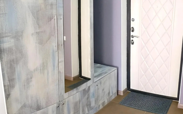 S Balkonom na 4 Gostey Flat