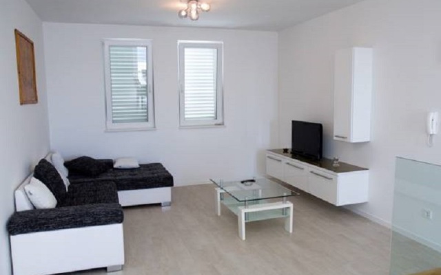 Spacious Beachfront Apartments Tanita