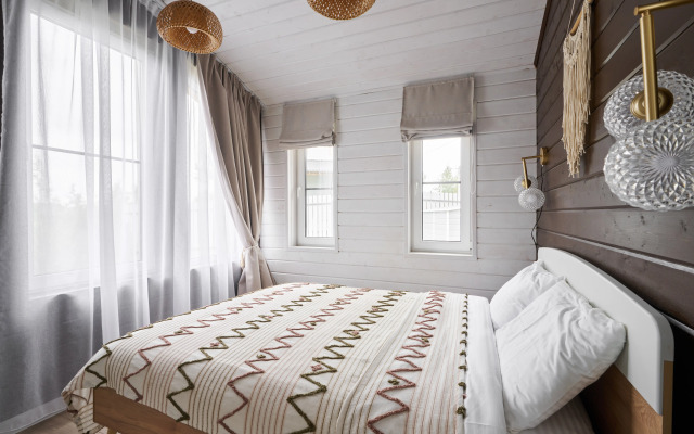 Частный дом с панорамными окнами у озера