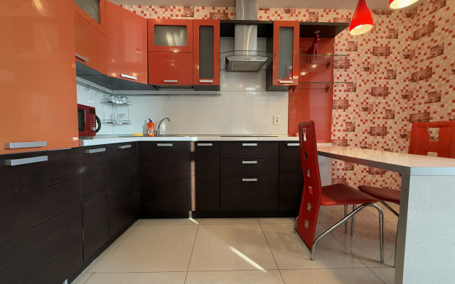 Tut Khorosho Na Surikova 53a 3 Flat