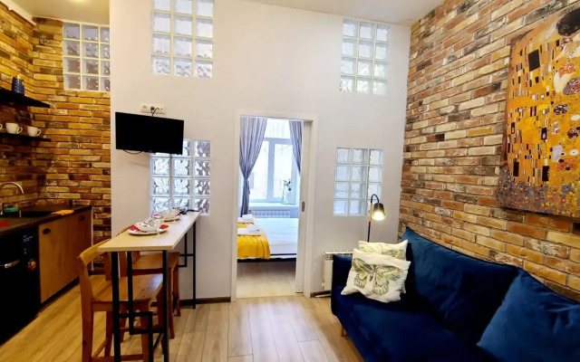 Апартаменты на Большом 13 Два Окна в Спальне