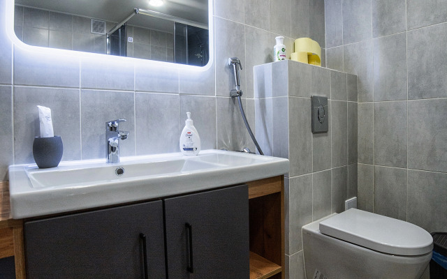 Sovremennaya dvukhurovnevaya studiya Flat