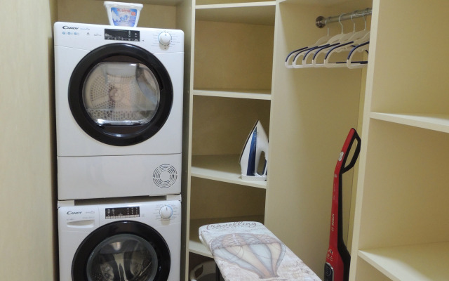 Umnaya S Alisoy Na Tsvetnike Flat