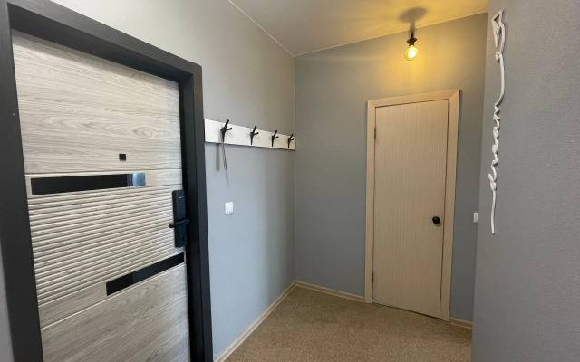 Okeanskie Panoramy. Vid na okean, vulkan, buhtu, gory i gorod Flat