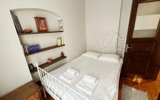 3 Bedroom with Local Charm in Galata Apartments