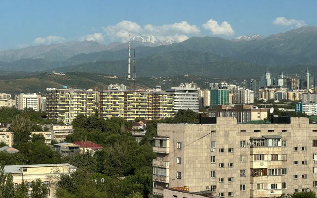 Dvuhkomnatnaya Kvartira v Tsentre s Vidom na Gory Flat