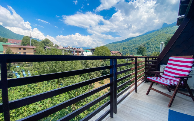 Студия с террасой с панорамным видом на горы