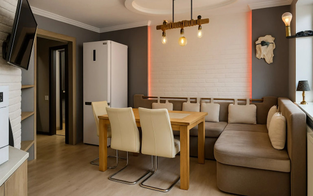 S Dizaynerskim Remontom u Parka Apartments
