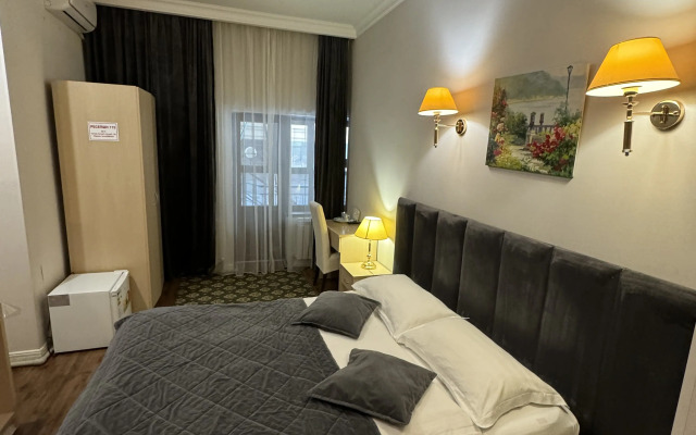 Aruna Hotel