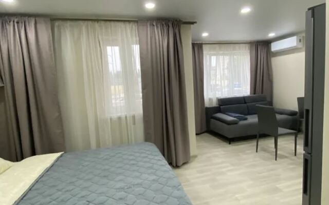 2/Well-appointed studio with mountain views