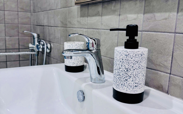 Квартира Шикарная Студия с Французским Балконом в Сердце Европейского