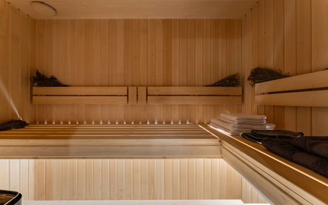 Частный дом с горячим джакузи на террасе