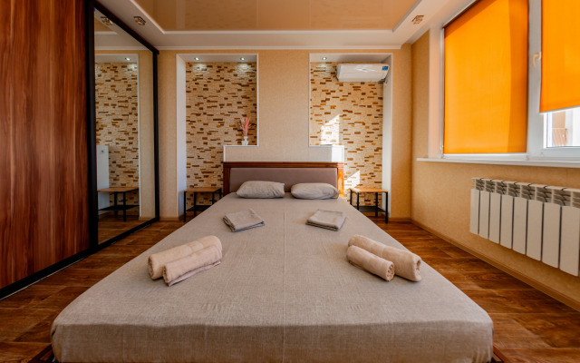 u Plyazha Park Pobedy na 4 Gostey s Vidom Na More Flat