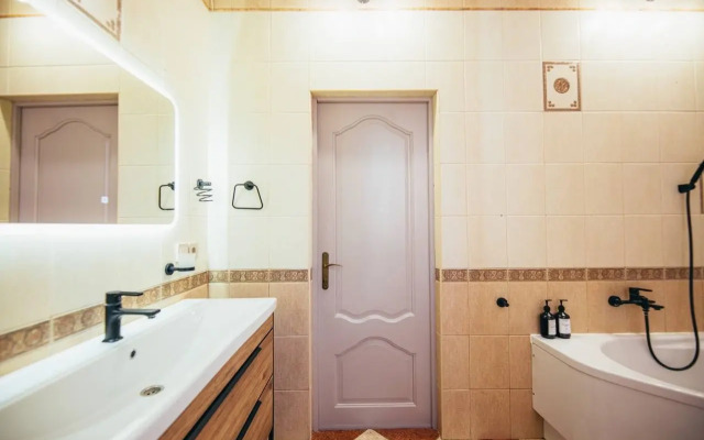 V Tsentre Goroda S Zelenym Sadom Private house