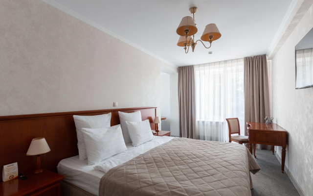 Oktyabrskaya Hotel